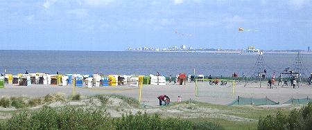 Der Strand in Norddeich. Im Hintergrund die ostfriesischen Inseln Borkum, Juist, Norderney, Baltrum, Langeoog, Spiekeroog und Wangerooge...